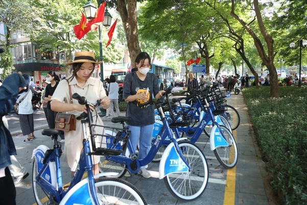 Người dân sử dụng phương tiện công cộng để bảo vệ môi trường